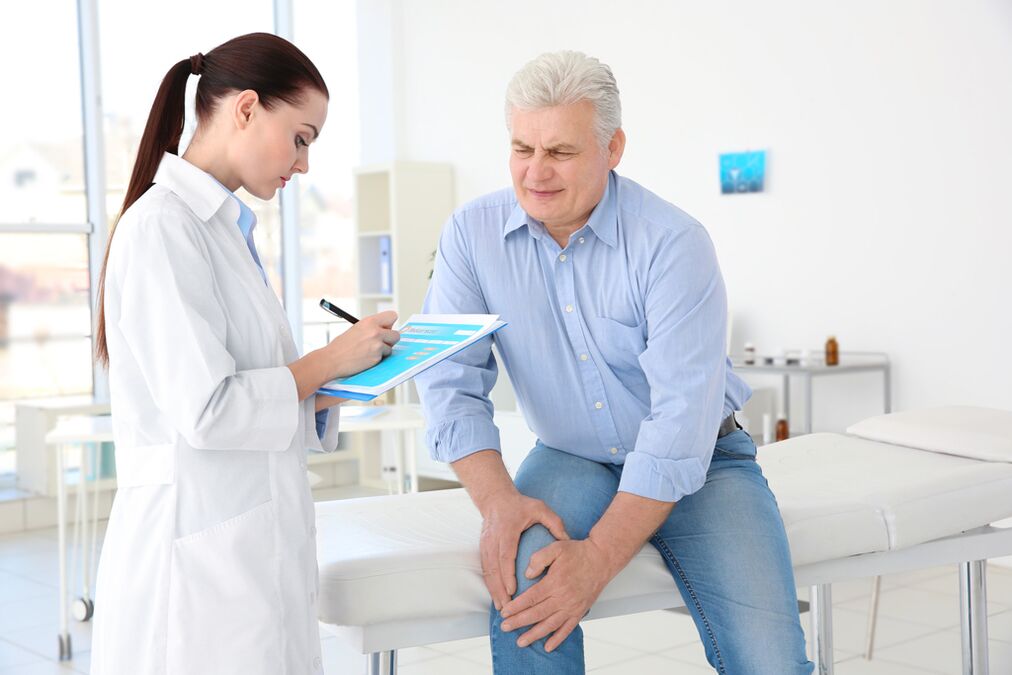 Ang usa ka doktor nagreseta sa usa ka kurso sa pagtambal alang sa usa ka pasyente alang sa arthrosis sa lutahan sa tuhod