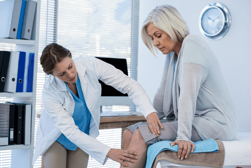 Ang usa ka pasyente nga adunay arthrosis nga nanginahanglan therapy nga gisusi sa usa ka doktor